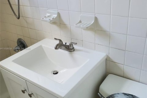 House in Miami Gardens, Florida 2 bedrooms, 114.92 sq.m. № 1994294 - photo 5