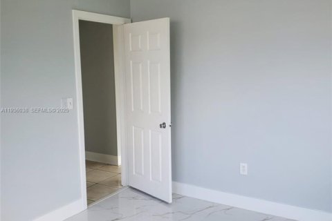 House in Miami Gardens, Florida 2 bedrooms, 114.92 sq.m. № 1994294 - photo 12