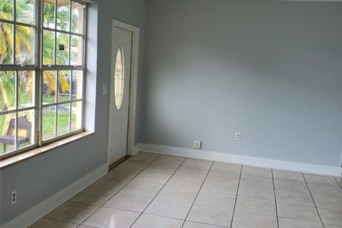 House in Miami Gardens, Florida 2 bedrooms, 114.92 sq.m. № 1994294 - photo 9