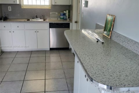 House in Miami Gardens, Florida 2 bedrooms, 114.92 sq.m. № 1994294 - photo 4