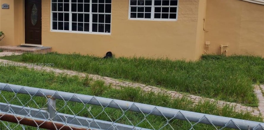 House in Miami Gardens, Florida 2 bedrooms, 114.92 sq.m. № 1994294