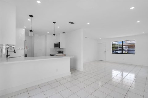 House in Hialeah, Florida 3 bedrooms, 109.25 sq.m. № 2042338 - photo 8