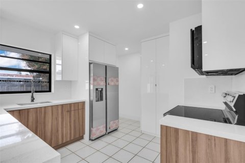 House in Hialeah, Florida 3 bedrooms, 109.25 sq.m. № 2042338 - photo 10