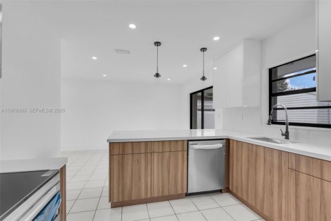 House in Hialeah, Florida 3 bedrooms, 109.25 sq.m. № 2042338 - photo 12