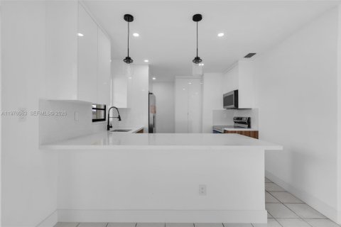 House in Hialeah, Florida 3 bedrooms, 109.25 sq.m. № 2042338 - photo 9