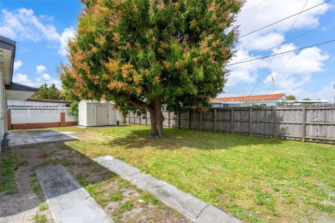 House in Hialeah, Florida 3 bedrooms, 109.25 sq.m. № 2042338 - photo 3