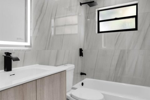 House in Hialeah, Florida 3 bedrooms, 109.25 sq.m. № 2042338 - photo 20