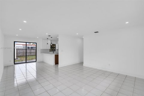 House in Hialeah, Florida 3 bedrooms, 109.25 sq.m. № 2042338 - photo 6