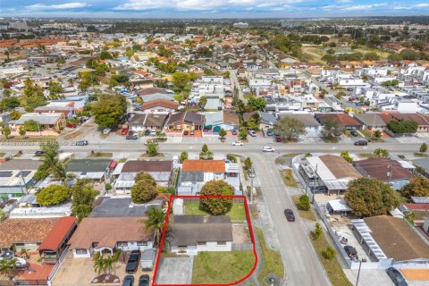 House in Hialeah, Florida 3 bedrooms, 109.25 sq.m. № 2042338 - photo 30