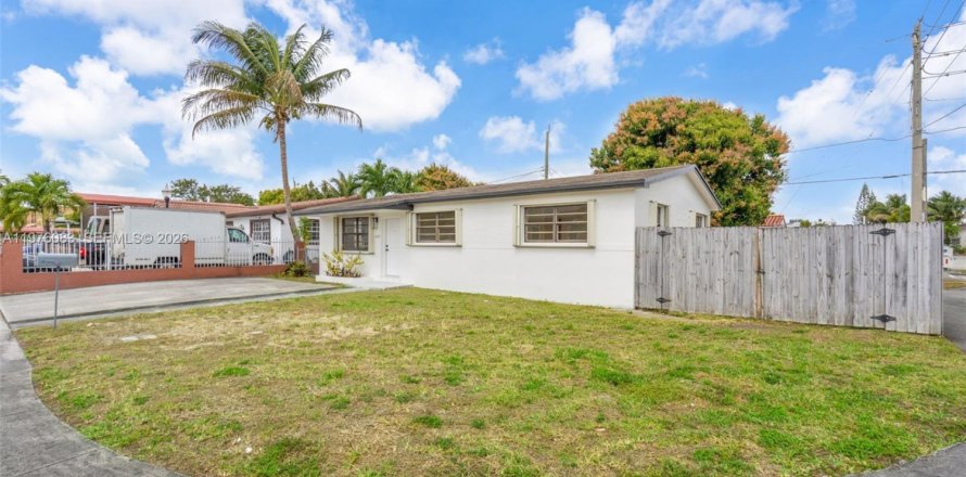 House in Hialeah, Florida 3 bedrooms, 109.25 sq.m. № 2042338