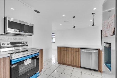 House in Hialeah, Florida 3 bedrooms, 109.25 sq.m. № 2042338 - photo 13