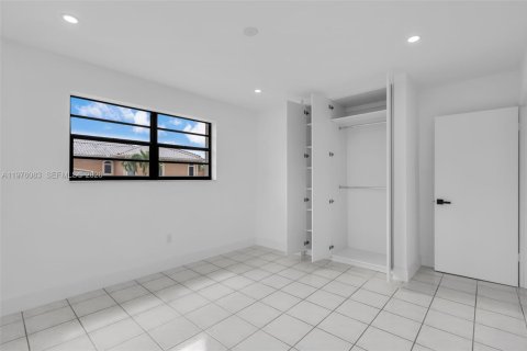 House in Hialeah, Florida 3 bedrooms, 109.25 sq.m. № 2042338 - photo 22