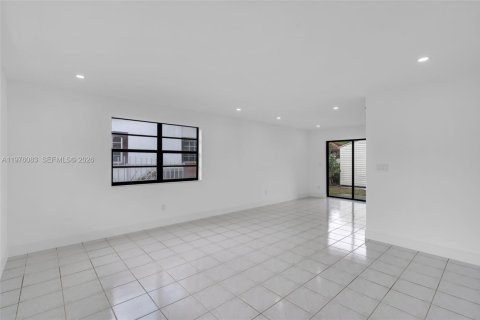 House in Hialeah, Florida 3 bedrooms, 109.25 sq.m. № 2042338 - photo 16