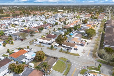 House in Hialeah, Florida 3 bedrooms, 109.25 sq.m. № 2042338 - photo 27