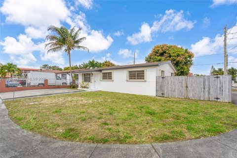 House in Hialeah, Florida 3 bedrooms, 109.25 sq.m. № 2042338 - photo 4