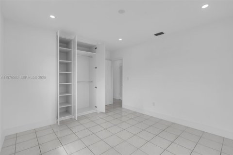 House in Hialeah, Florida 3 bedrooms, 109.25 sq.m. № 2042338 - photo 24