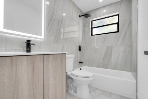 House in Hialeah, Florida 3 bedrooms, 109.25 sq.m. № 2042338 - photo 19