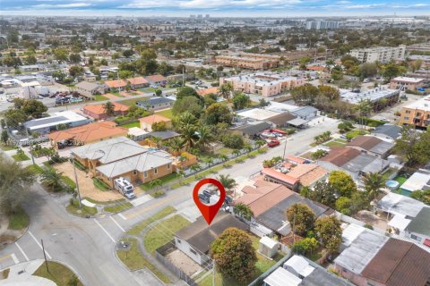 House in Hialeah, Florida 3 bedrooms, 109.25 sq.m. № 2042338 - photo 25