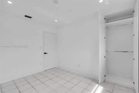 House in Hialeah, Florida 3 bedrooms, 109.25 sq.m. № 2042338 - photo 18