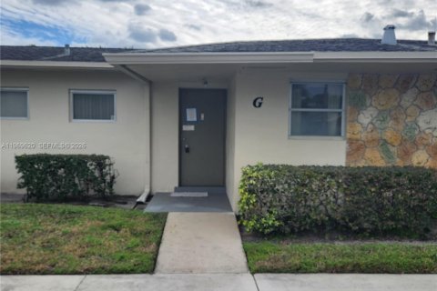 Condominio en West Palm Beach, Florida, 1 dormitorio  № 2030358