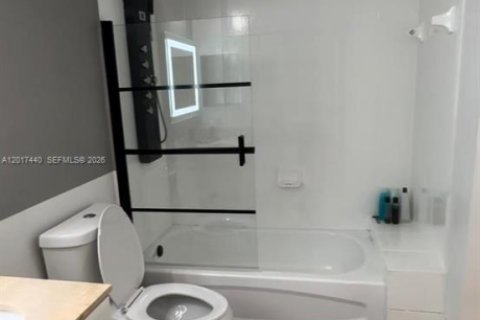 Condominio en alquiler en Miami, Florida, 1 dormitorio, 76.64 m2 № 2086023 - foto 17