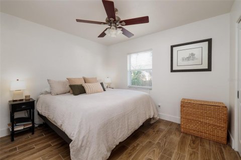 House in Saint Petersburg, Florida 4 bedrooms, 194.44 sq.m. № 2210654 - photo 11