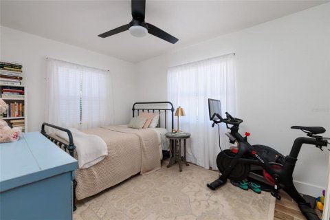 House in Saint Petersburg, Florida 4 bedrooms, 194.44 sq.m. № 2210654 - photo 13