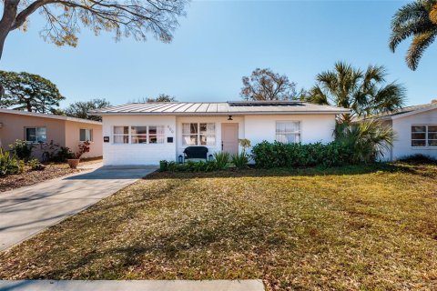 House in Saint Petersburg, Florida 4 bedrooms, 194.44 sq.m. № 2210654