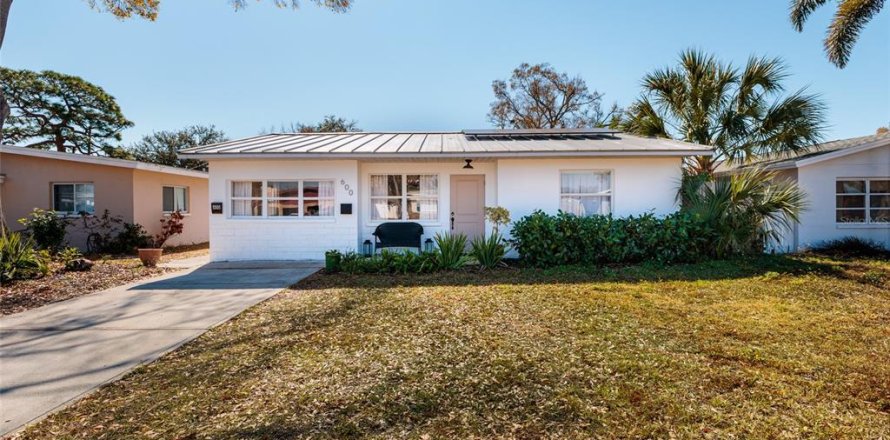 House in Saint Petersburg, Florida 4 bedrooms, 194.44 sq.m. № 2210654