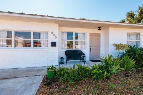 House in Saint Petersburg, Florida 4 bedrooms, 194.44 sq.m. № 2210654 - photo 2