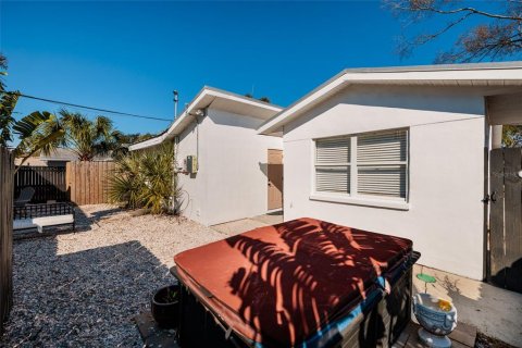 House in Saint Petersburg, Florida 4 bedrooms, 194.44 sq.m. № 2210654 - photo 15