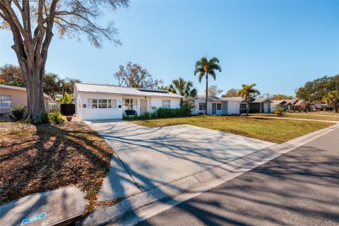 House in Saint Petersburg, Florida 4 bedrooms, 194.44 sq.m. № 2210654 - photo 22