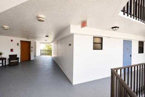 Condo in Lake Worth, Florida, 1 bedroom № 2243818 - photo 9