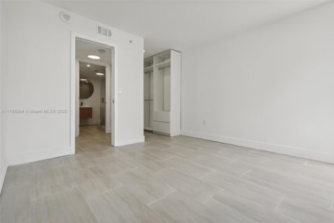 Condo in Miami Beach, Florida, 3 bedrooms  № 1709271 - photo 30