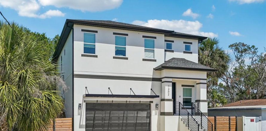 House in Tampa, Florida 4 bedrooms, 229.65 sq.m. № 2117948