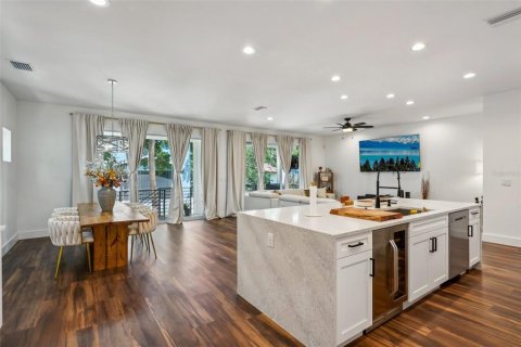 House in Tampa, Florida 4 bedrooms, 229.65 sq.m. № 2117948 - photo 11