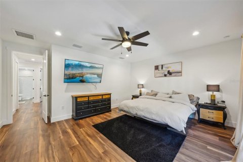 House in Tampa, Florida 4 bedrooms, 229.65 sq.m. № 2117948 - photo 19