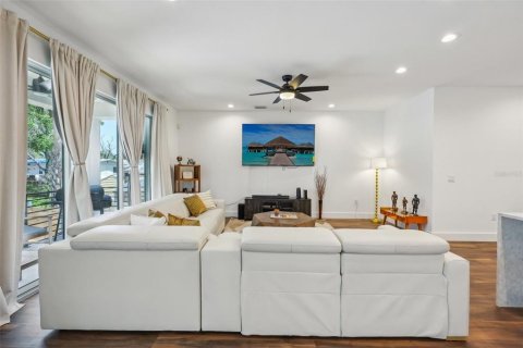 House in Tampa, Florida 4 bedrooms, 229.65 sq.m. № 2117948 - photo 6