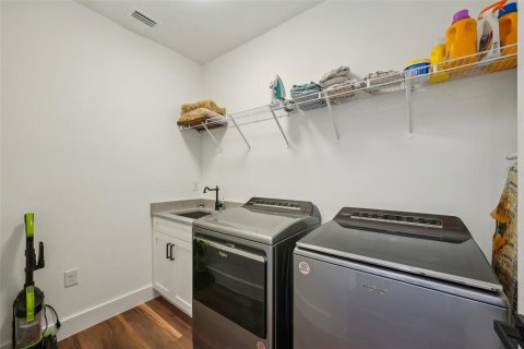 House in Tampa, Florida 4 bedrooms, 229.65 sq.m. № 2117948 - photo 26