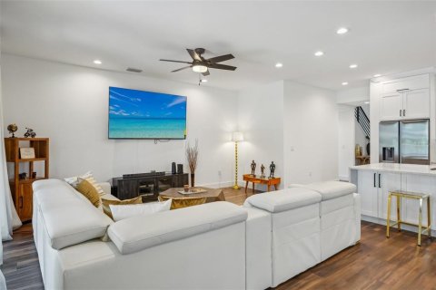 House in Tampa, Florida 4 bedrooms, 229.65 sq.m. № 2117948 - photo 5