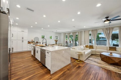 House in Tampa, Florida 4 bedrooms, 229.65 sq.m. № 2117948 - photo 15