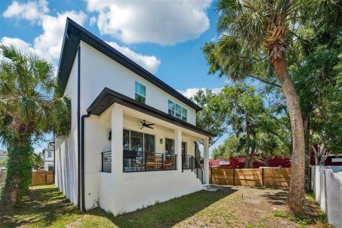 House in Tampa, Florida 4 bedrooms, 229.65 sq.m. № 2117948 - photo 30