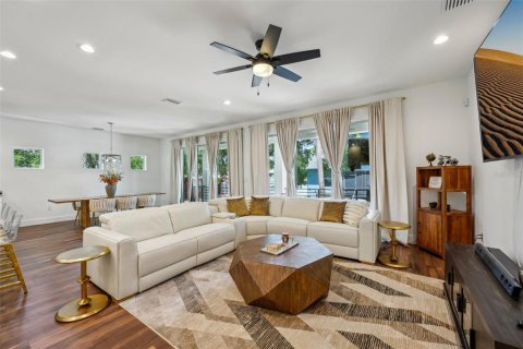 House in Tampa, Florida 4 bedrooms, 229.65 sq.m. № 2117948 - photo 7