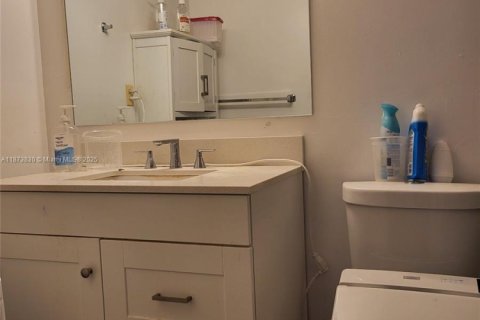 Condo in Dania Beach, Florida, 2 bedrooms  № 1925928 - photo 10