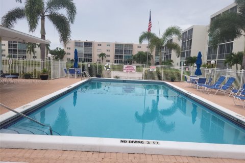 Condo in Dania Beach, Florida, 2 bedrooms  № 1925928 - photo 1