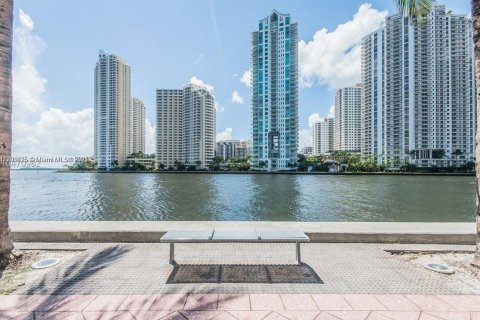 Condominio en venta en Miami, Florida, 2 dormitorios, 108.6 m2 № 1660046 - foto 5