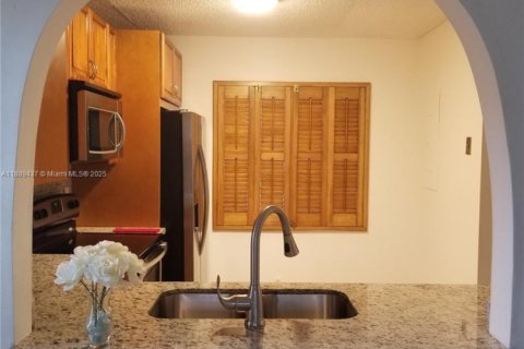Casa en venta en Hialeah, Florida, 2 dormitorios, 86.58 m2 № 1938789 - foto 8