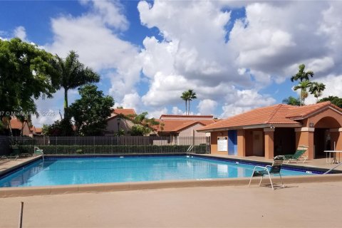 Casa en venta en Hialeah, Florida, 2 dormitorios, 86.58 m2 № 1938789 - foto 20
