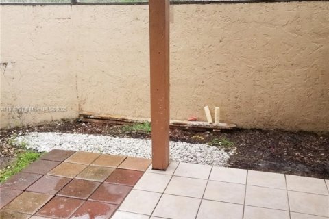 House in Hialeah, Florida 2 bedrooms, 86.58 sq.m. № 1938789 - photo 19