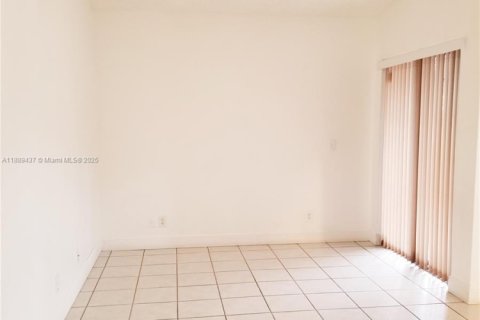Casa en venta en Hialeah, Florida, 2 dormitorios, 86.58 m2 № 1938789 - foto 9